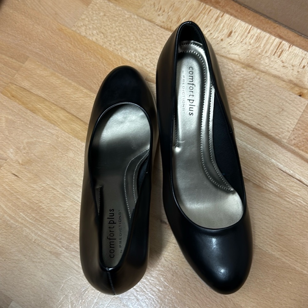 Brand new women’s black heels size 12 matte black